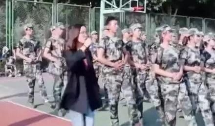 潍坊军训跳舞吃瓜视频,潍坊学子跳舞吃瓜，展现青春风采
