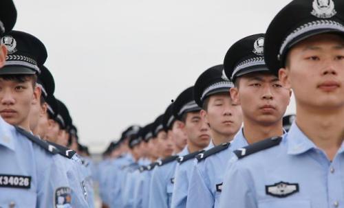 吃瓜大学生看警察视频,校园吃瓜群众视角下的警察风采